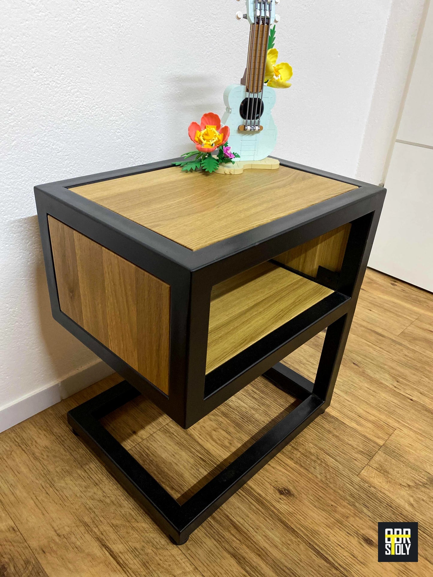 Moderní noční stolek Favorit | Bezdrátové nabíjení