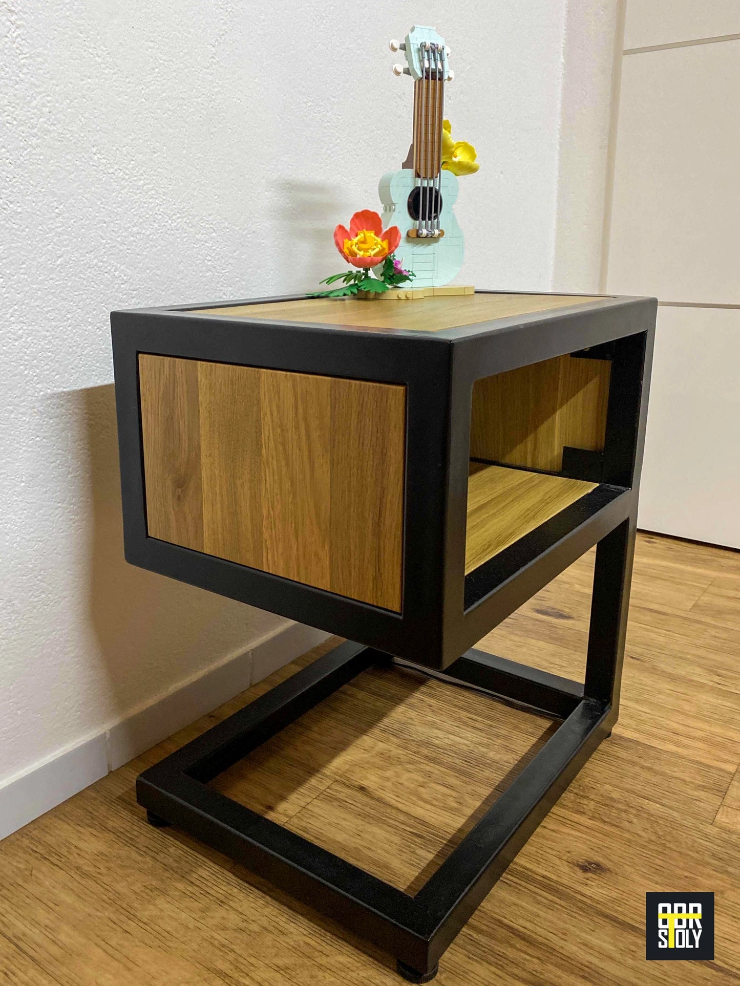 Moderní noční stolek Favorit | Bezdrátové nabíjení